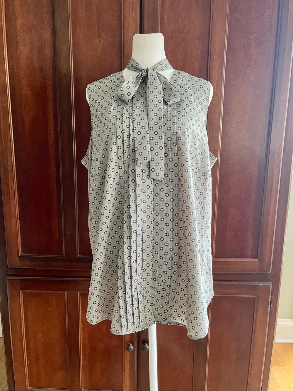 Lauren Ralph Lauren Tie Neck Sleeveless Abstract Printed Blouse in Light Gray 1X